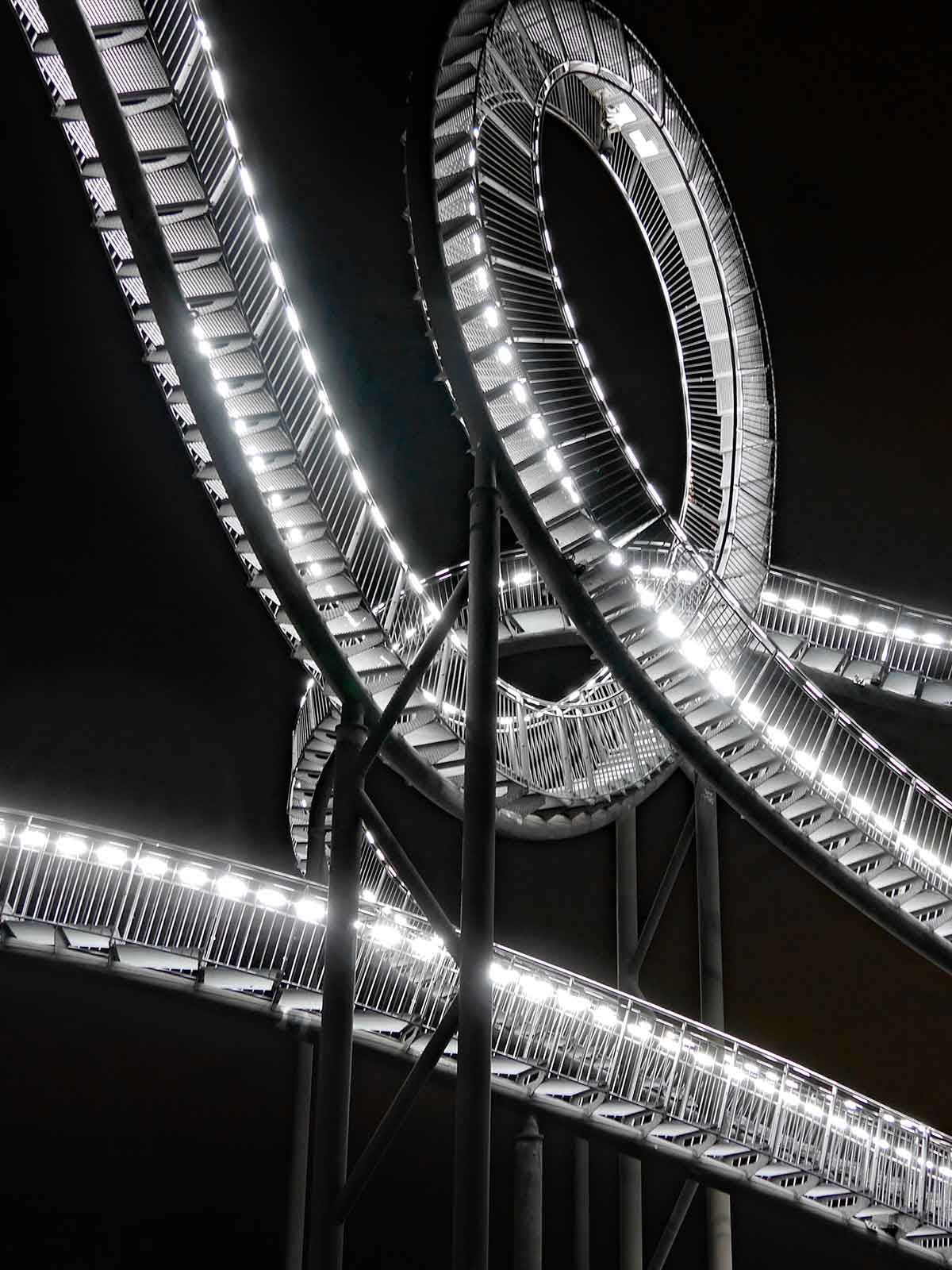 led-handlauf-handlaufbeleuchtung-handlauf-mit-beleuchtung-lux-glender-tiger-turtle-magic-mountain-duisburg